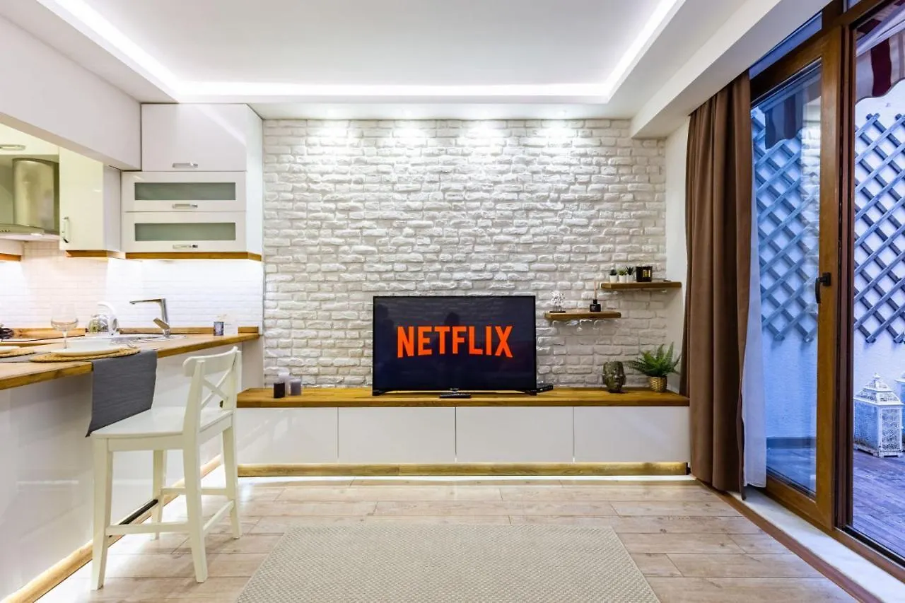 Excellent Flat With A Lovely Backyard In Nisantasi contacts
